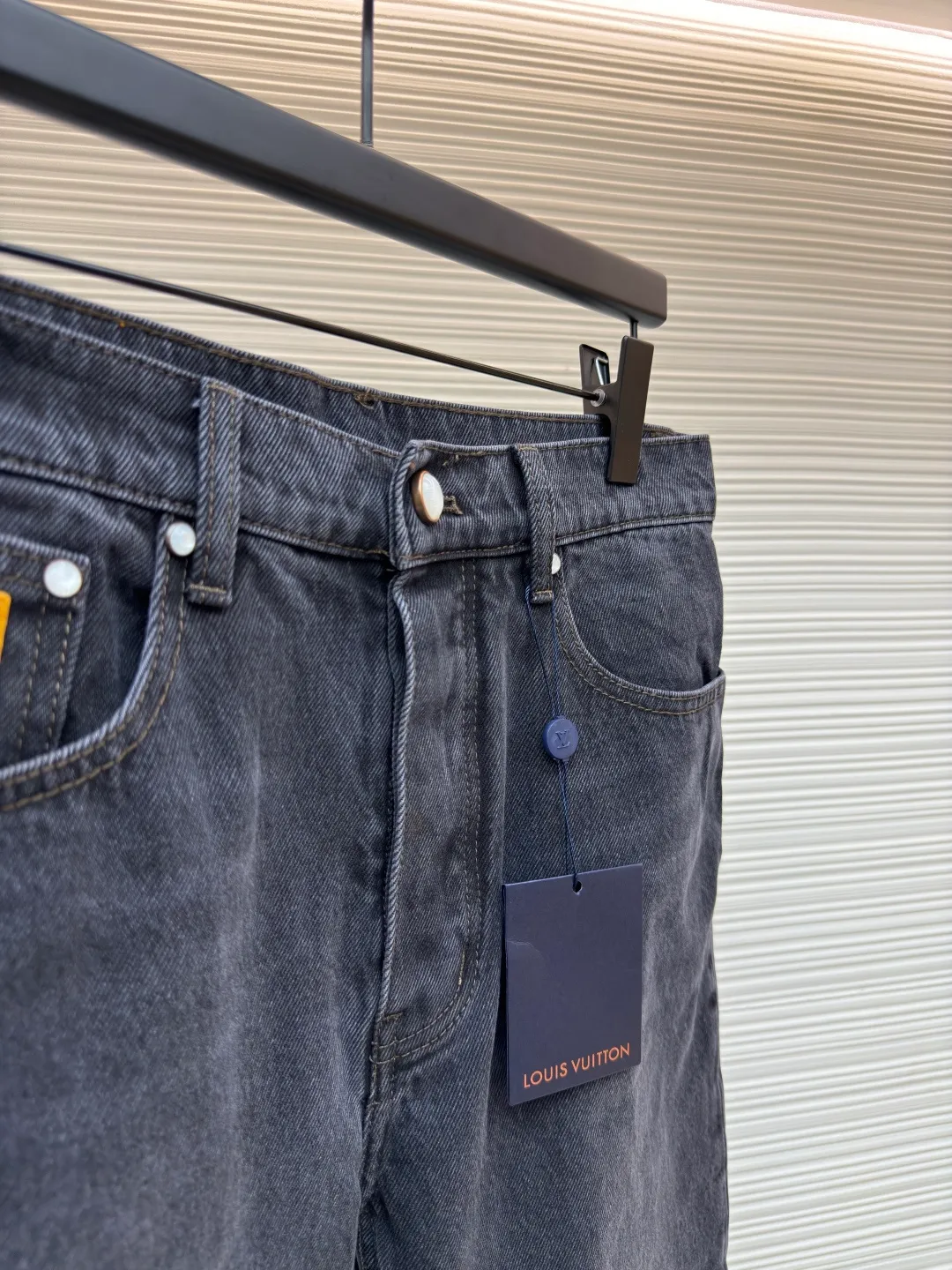 LOUISVUITTON patch letter jeans ●Authentic product: purchased and developed at 9350 ●Item number: 1680715-B10 ●Fabric: denim fabric ●Technology: washed production ●Version: fitted version ●Weight: about 685 grams ●Size: 30-32-34-36 ●Description: Letters gold gold thread embroidered denim Brand presbyopia logo iconic pattern It has a strong street American style and is very chic. The whole piece is still the same loose version as always, which hides the flesh. The regular denim lapel design gives people a smart and generous look. Customized logo buttons and leather labels come with a full set of accessories. It is cool, stylish and fairy-like. It is also an absolute C-position piece and is highly recommended!  Very heavy work, exquisite details, special washing process, multiple washings can show the same perfect washing color effect as the original. The overall wiring is straight and delicate, the fabric is comfortable and soft, and the color is consistent without color difference. It can be matched with the same style to create a fashionable look and control various occasions. Customized accessories, complete with three standards, same style for men and women!